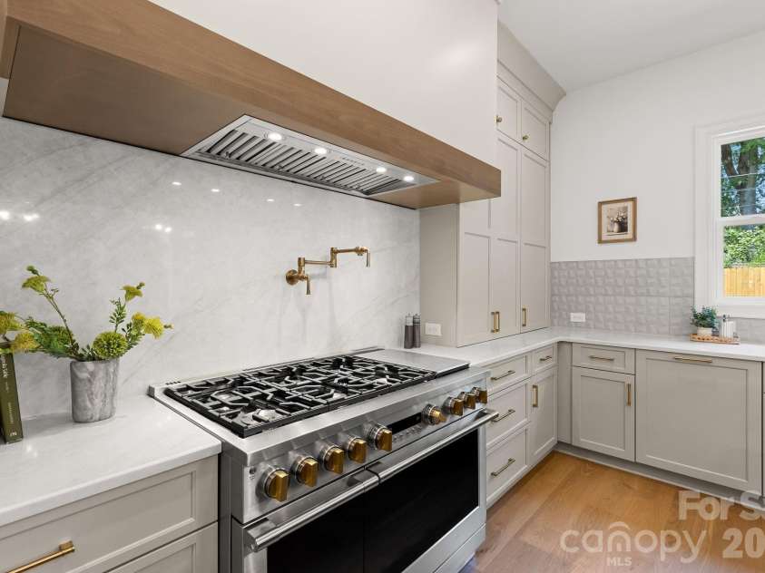 815 Manhasset Road, Charlotte, NC 28209.  MLS# CAR4413025, YatesRealty ID 44194. 