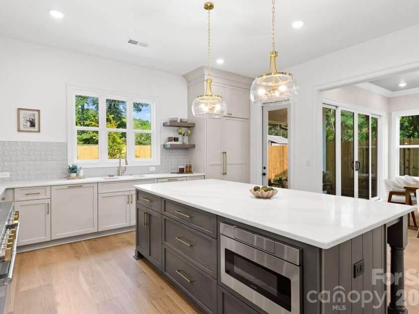 815 Manhasset Road, Charlotte, NC 28209.  MLS# CAR4413025, YatesRealty ID 44194. 