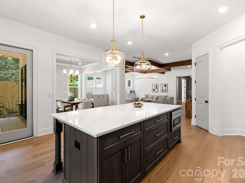 815 Manhasset Road, Charlotte, NC 28209.  MLS# CAR4413025, YatesRealty ID 44194. 