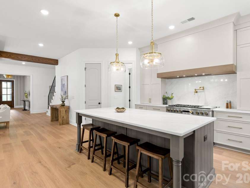 815 Manhasset Road, Charlotte, NC 28209.  MLS# CAR4413025, YatesRealty ID 44194. 