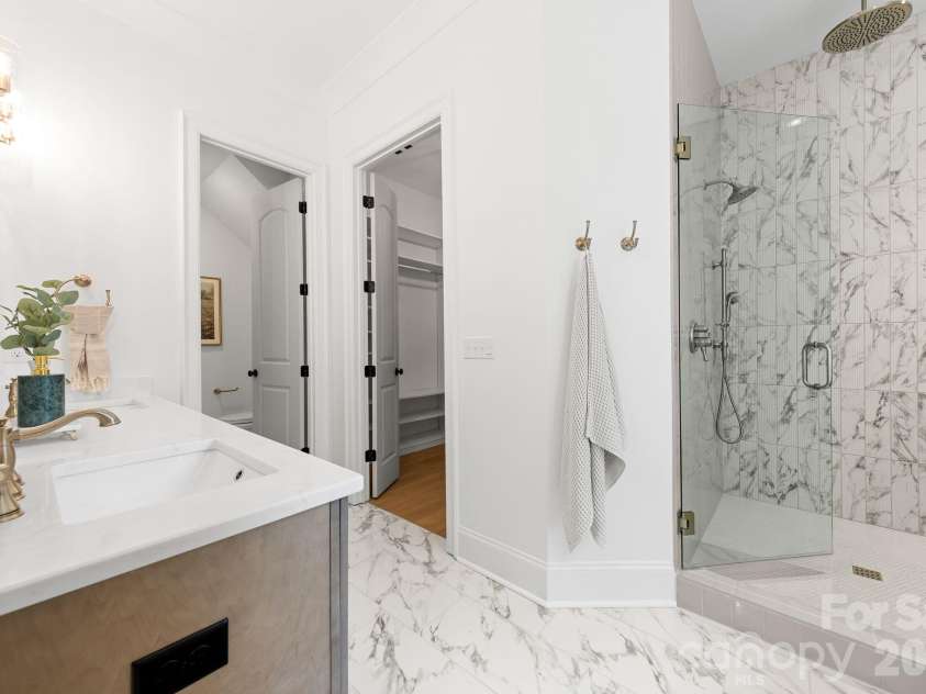815 Manhasset Road, Charlotte, NC 28209.  MLS# CAR4413025, YatesRealty ID 44194. 
