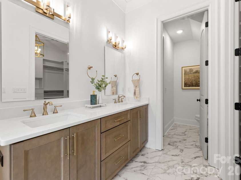 815 Manhasset Road, Charlotte, NC 28209.  MLS# CAR4413025, YatesRealty ID 44194. 