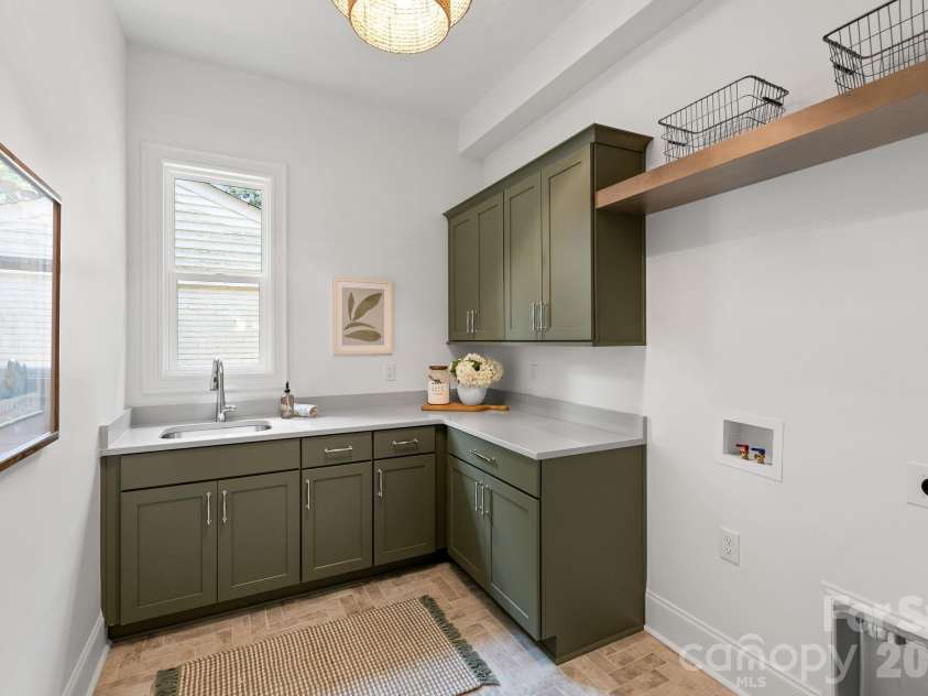 815 Manhasset Road, Charlotte, NC 28209.  MLS# CAR4413025, YatesRealty ID 44194. 