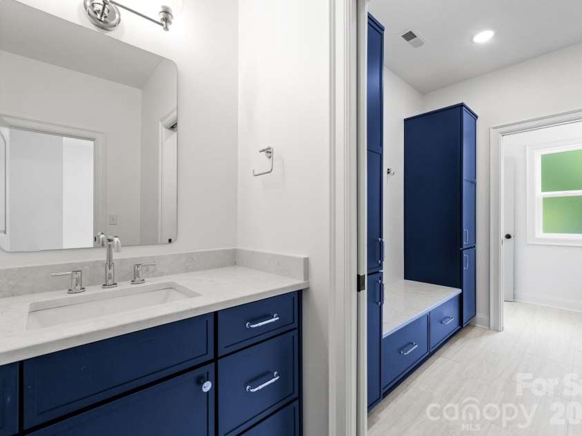 815 Manhasset Road, Charlotte, NC 28209.  MLS# CAR4413025, YatesRealty ID 44194. 