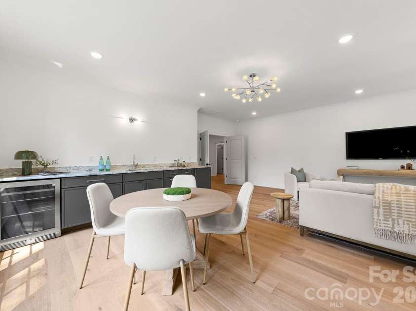 815 Manhasset Road, Charlotte, NC 28209.  MLS# CAR4413025, YatesRealty ID 44194. 