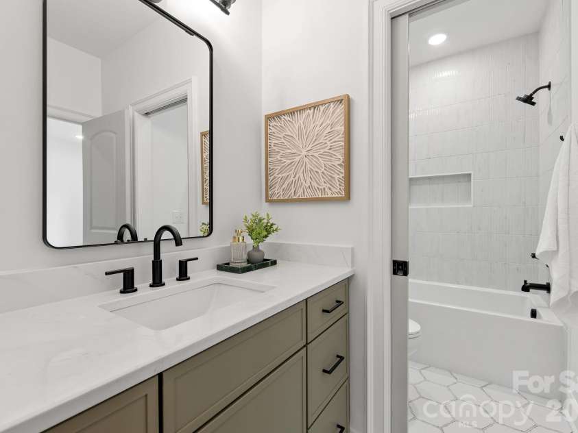 815 Manhasset Road, Charlotte, NC 28209.  MLS# CAR4413025, YatesRealty ID 44194. 