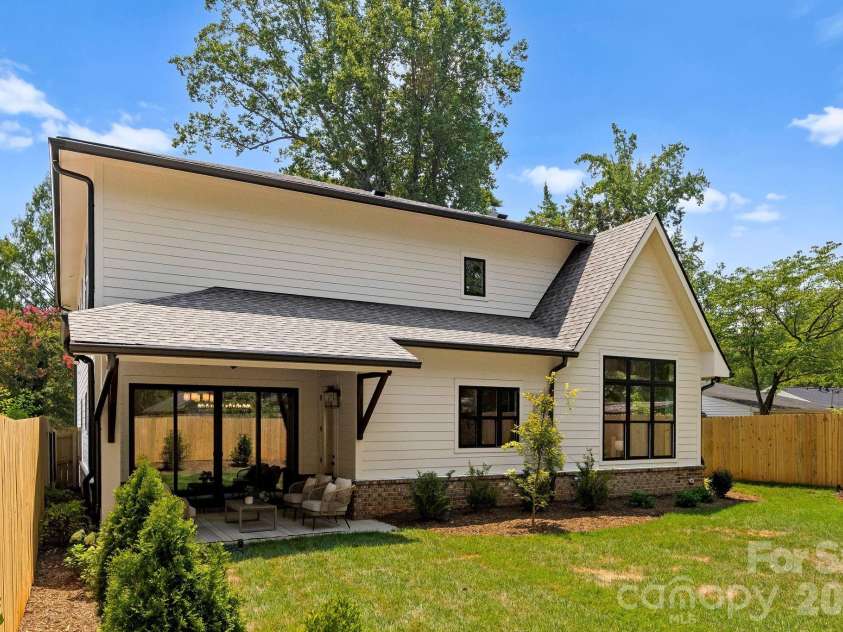 815 Manhasset Road, Charlotte, NC 28209.  MLS# CAR4413025, YatesRealty ID 44194. 