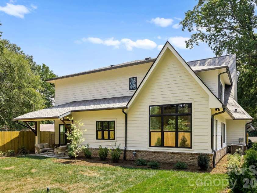 815 Manhasset Road, Charlotte, NC 28209.  MLS# CAR4413025, YatesRealty ID 44194. 