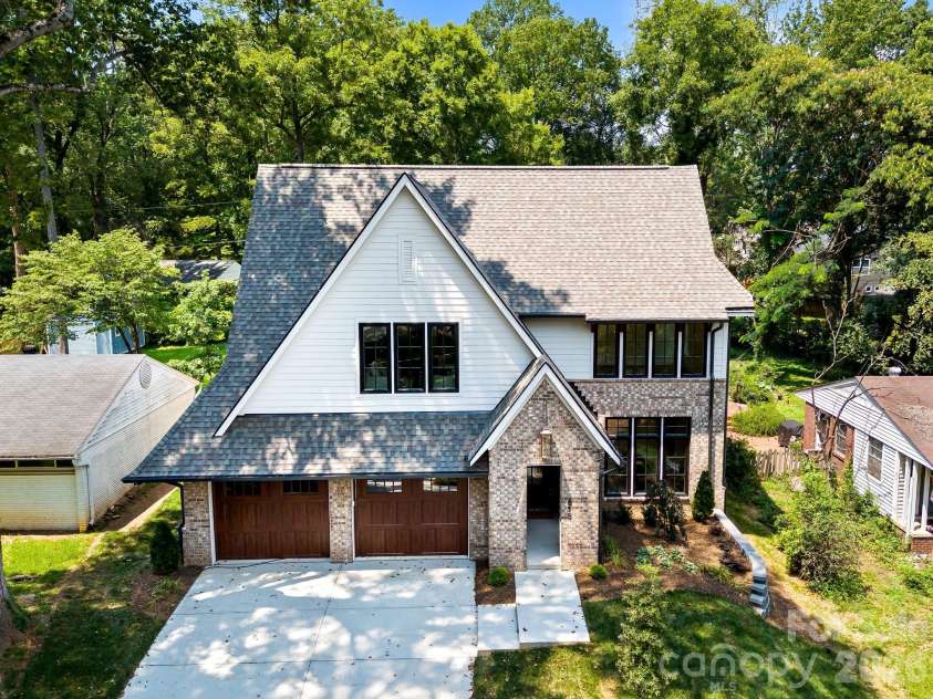 815 Manhasset Road, Charlotte, NC 28209.  MLS# CAR4413025, YatesRealty ID 44194. 