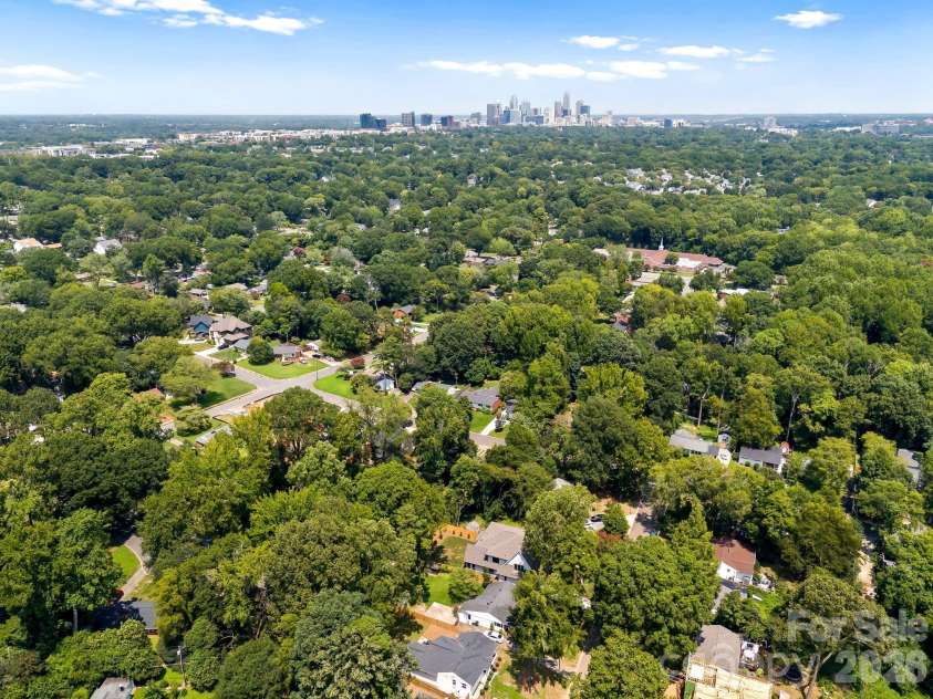 815 Manhasset Road, Charlotte, NC 28209.  MLS# CAR4413025, YatesRealty ID 44194. 