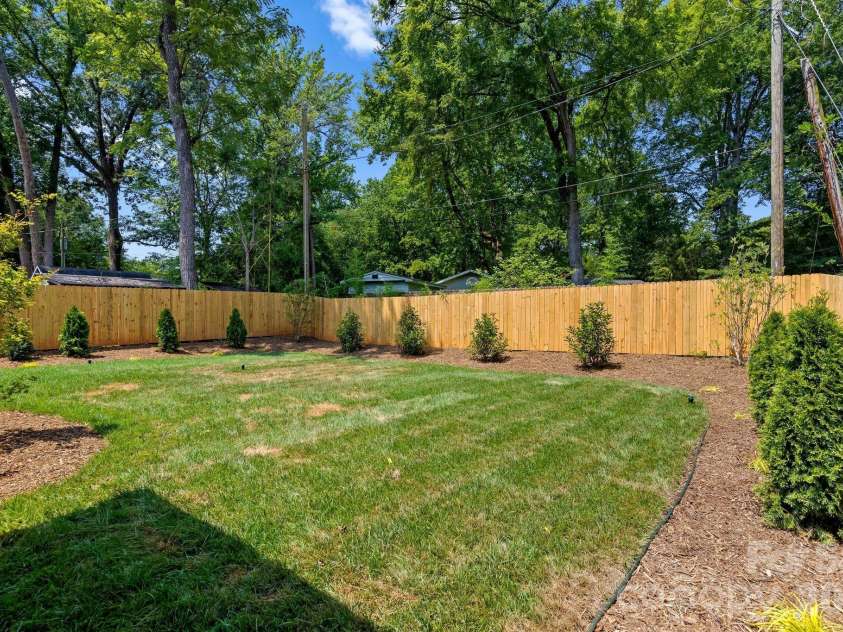 815 Manhasset Road, Charlotte, NC 28209.  MLS# CAR4413025, YatesRealty ID 44194. 
