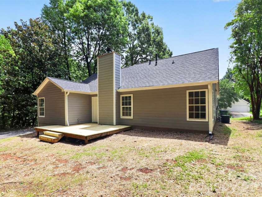 5800 Pennycross Lane, Charlotte, NC 28216.  MLS# CAR4412958, YatesRealty ID 44196. 
