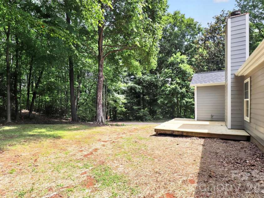 5800 Pennycross Lane, Charlotte, NC 28216.  MLS# CAR4412958, YatesRealty ID 44196. Spacious, private backyard