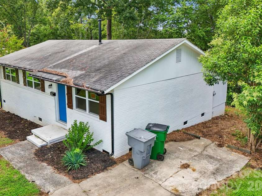 2545 Abelwood Road, Charlotte, NC 28216.  MLS# CAR4412842, YatesRealty ID 44199. 