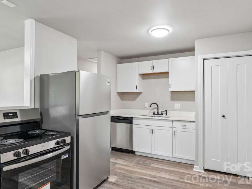 2545 Abelwood Road, Charlotte, NC 28216.  MLS# CAR4412842, YatesRealty ID 44199. 