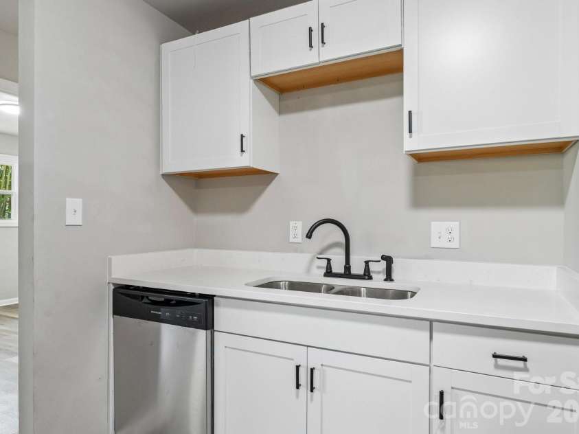 2545 Abelwood Road, Charlotte, NC 28216.  MLS# CAR4412842, YatesRealty ID 44199. 