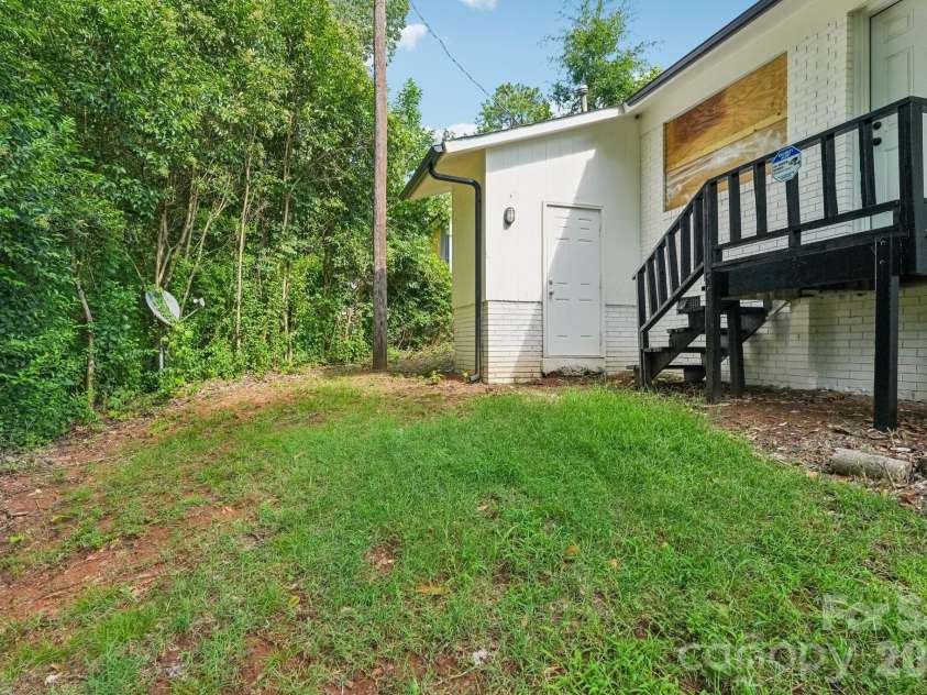 2545 Abelwood Road, Charlotte, NC 28216.  MLS# CAR4412842, YatesRealty ID 44199. 