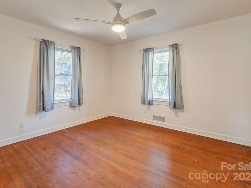 28 Robindale Avenue, Asheville, NC 28801.  MLS# CAR4215436, YatesRealty ID 4420. 