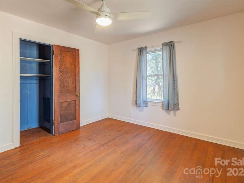 28 Robindale Avenue, Asheville, NC 28801.  MLS# CAR4215436, YatesRealty ID 4420. 