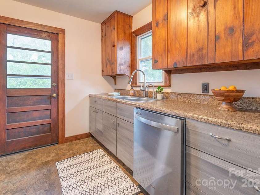 28 Robindale Avenue, Asheville, NC 28801.  MLS# CAR4215436, YatesRealty ID 4420. 