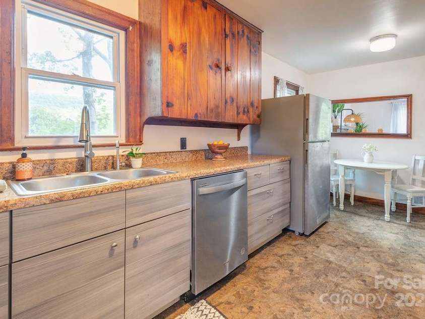 28 Robindale Avenue, Asheville, NC 28801.  MLS# CAR4215436, YatesRealty ID 4420. 