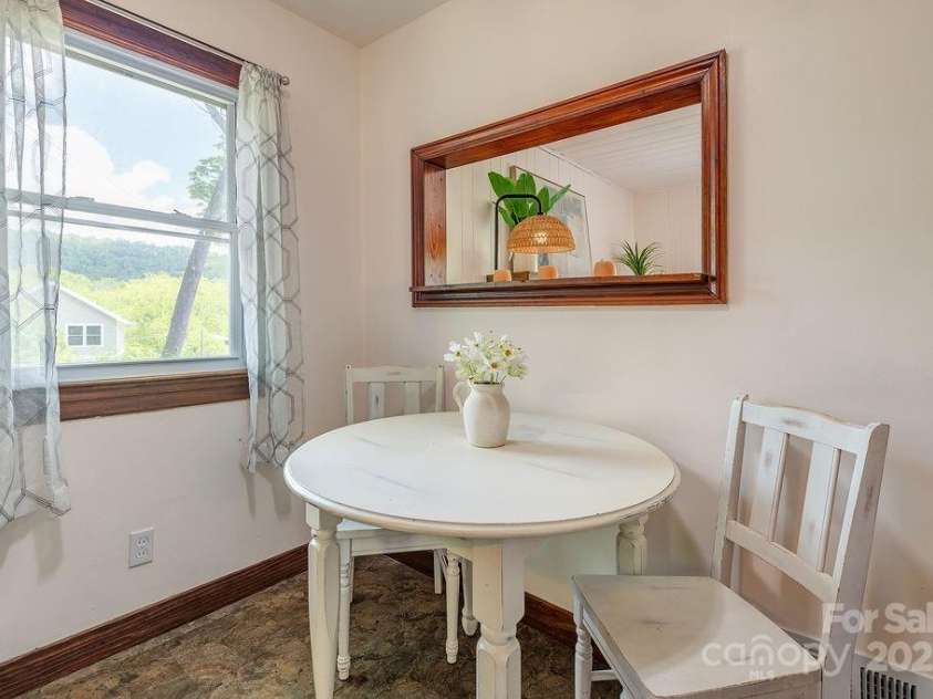 28 Robindale Avenue, Asheville, NC 28801.  MLS# CAR4215436, YatesRealty ID 4420. 