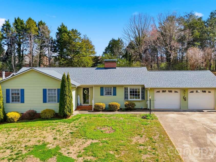 916 Plantation Drive, Lenoir, NC 28645.  MLS# CAR4355039, YatesRealty ID 4420. 