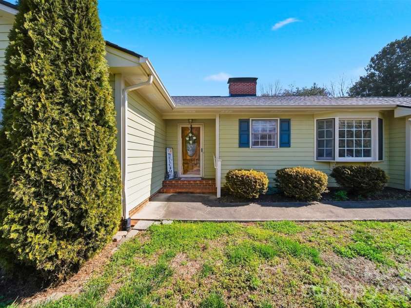 916 Plantation Drive, Lenoir, NC 28645.  MLS# CAR4355039, YatesRealty ID 4420. 