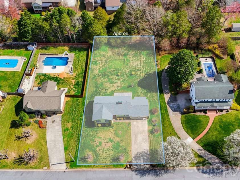 916 Plantation Drive, Lenoir, NC 28645.  MLS# CAR4355039, YatesRealty ID 4420. 