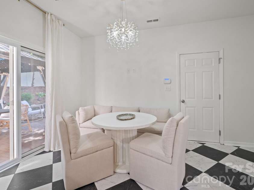 17916 Caldwell Track Drive, Cornelius, NC 28031.  MLS# CAR4412811, YatesRealty ID 44200. Breakfast area