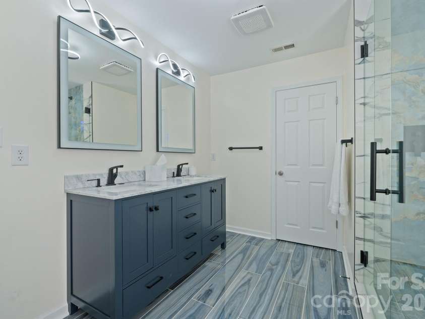 17916 Caldwell Track Drive, Cornelius, NC 28031.  MLS# CAR4412811, YatesRealty ID 44200. Primary Bath