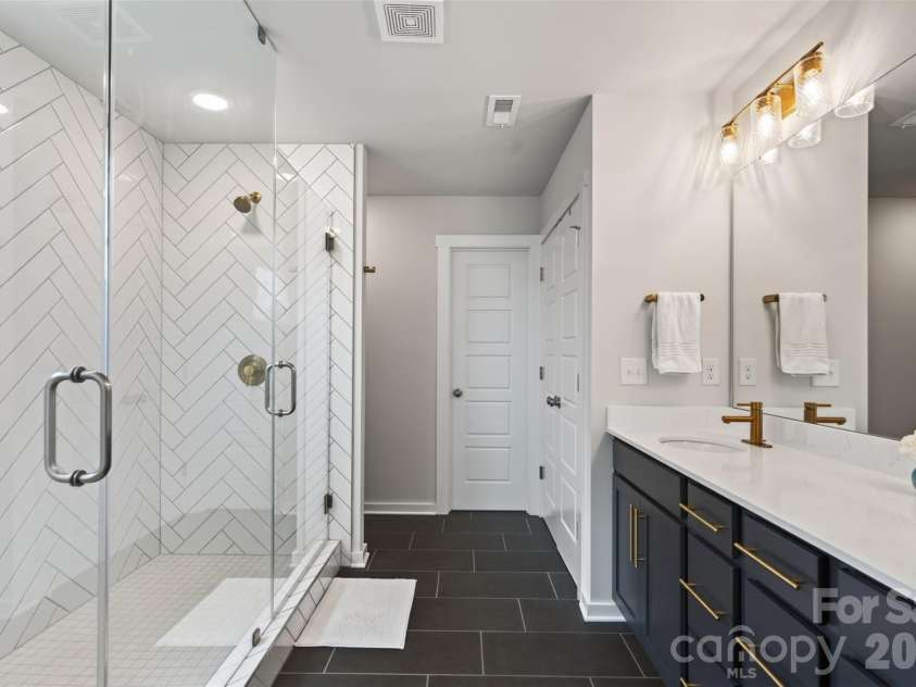 14103 Belmont Greene Drive, Charlotte, NC 28213.  MLS# CAR4412638, YatesRealty ID 44201. Primary bath