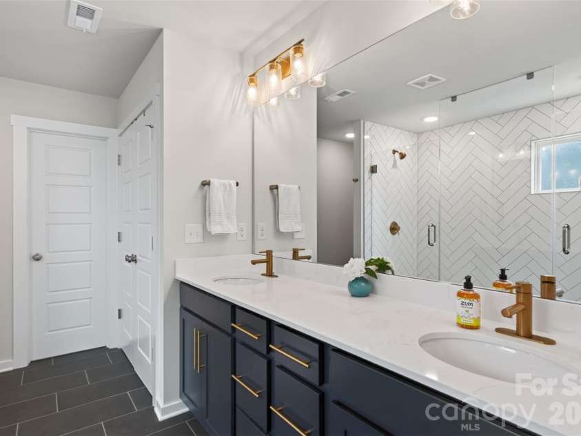 14103 Belmont Greene Drive, Charlotte, NC 28213.  MLS# CAR4412638, YatesRealty ID 44201. Primary bath