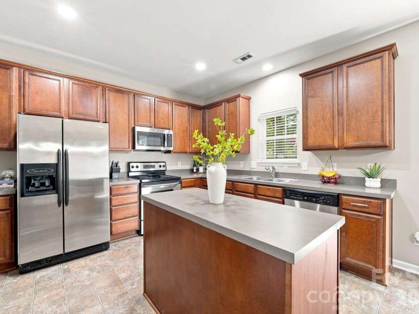 4008 Asher Court, Charlotte, NC 28215.  MLS# CAR4412668, YatesRealty ID 44202. Kitchen