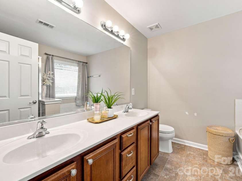 4008 Asher Court, Charlotte, NC 28215.  MLS# CAR4412668, YatesRealty ID 44202. Primary Bathroom