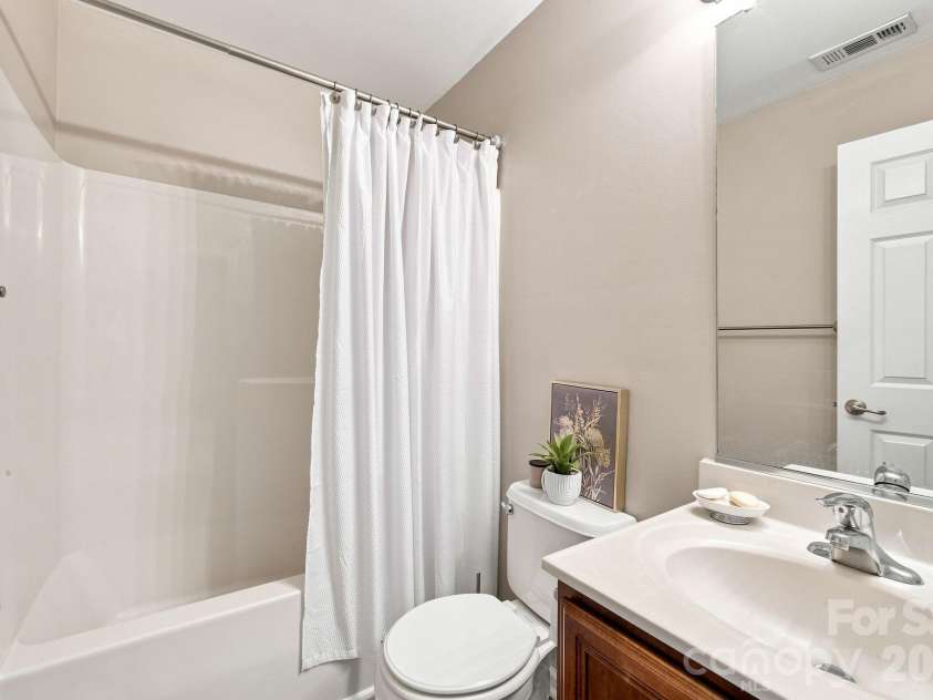 4008 Asher Court, Charlotte, NC 28215.  MLS# CAR4412668, YatesRealty ID 44202. Upper Level Full Bathroom