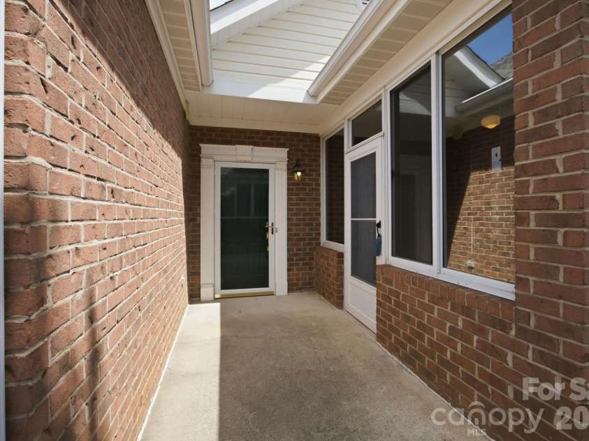 8528 Highland Glen Drive, Charlotte, NC 28269.  MLS# CAR4412611, YatesRealty ID 44205. 