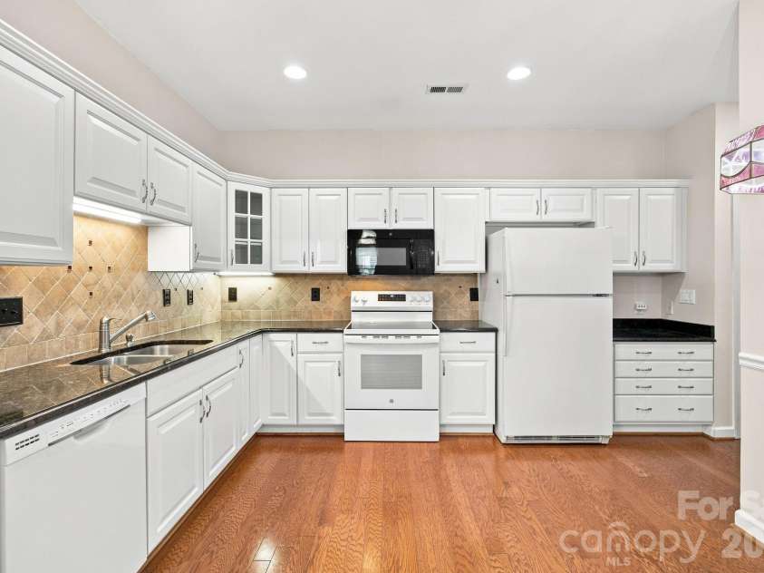 8528 Highland Glen Drive, Charlotte, NC 28269.  MLS# CAR4412611, YatesRealty ID 44205. 
