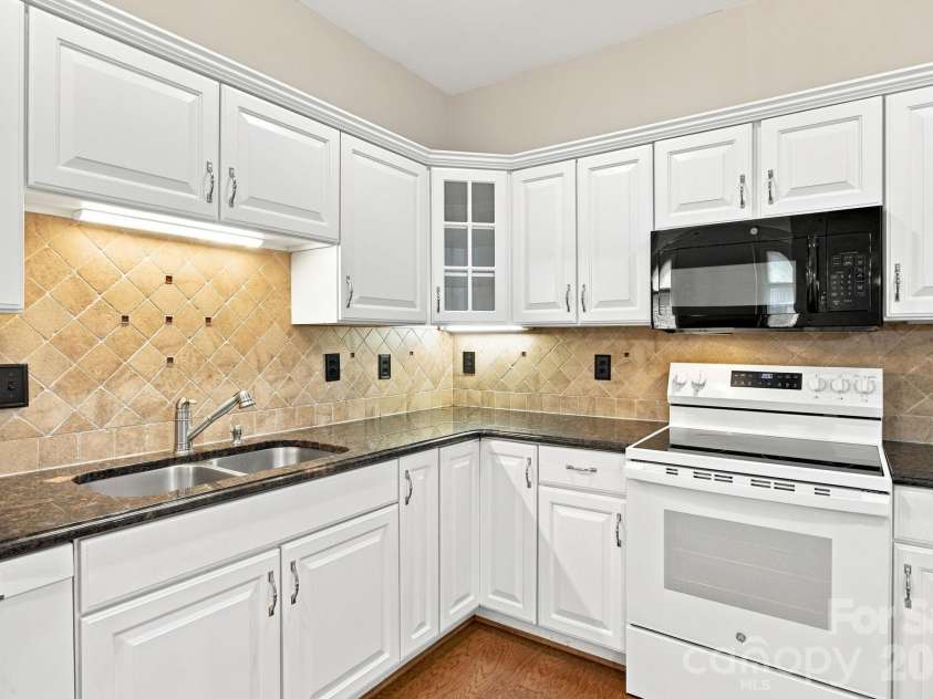 8528 Highland Glen Drive, Charlotte, NC 28269.  MLS# CAR4412611, YatesRealty ID 44205. 