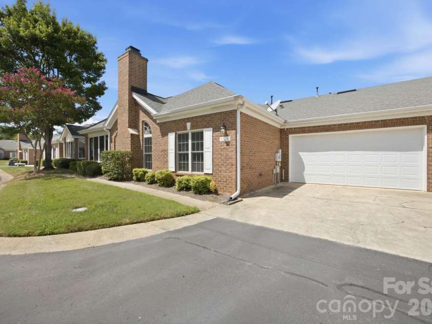 8528 Highland Glen Drive, Charlotte, NC 28269.  MLS# CAR4412611, YatesRealty ID 44205. Attached 2 Car garage