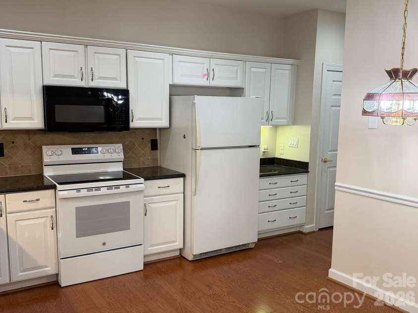 8528 Highland Glen Drive, Charlotte, NC 28269.  MLS# CAR4412611, YatesRealty ID 44205. Kitchen