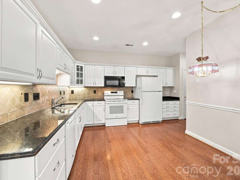 8528 Highland Glen Drive, Charlotte, NC 28269.  MLS# CAR4412611, YatesRealty ID 44205. Kitchen with breakfast area