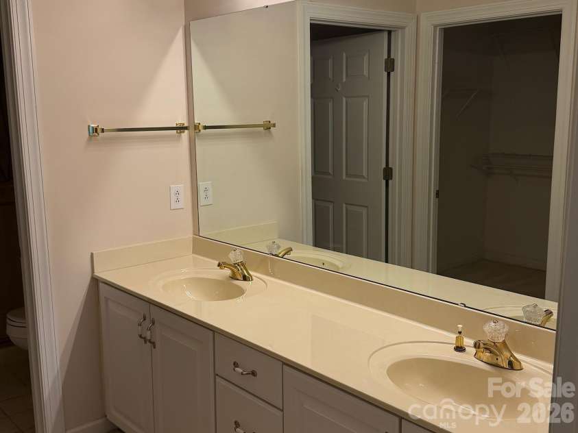 8528 Highland Glen Drive, Charlotte, NC 28269.  MLS# CAR4412611, YatesRealty ID 44205. Primary Bath