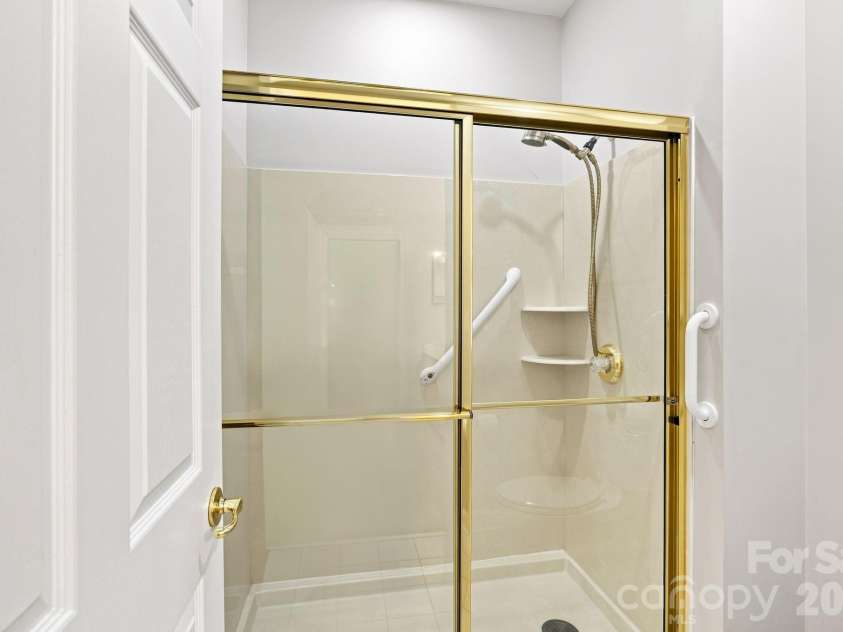 8528 Highland Glen Drive, Charlotte, NC 28269.  MLS# CAR4412611, YatesRealty ID 44205. Primary bath