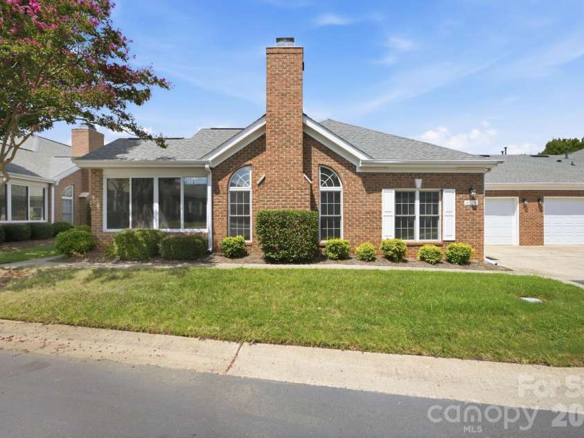 8528 Highland Glen Drive, Charlotte, NC 28269.  MLS# CAR4412611, YatesRealty ID 44205. Side yard view