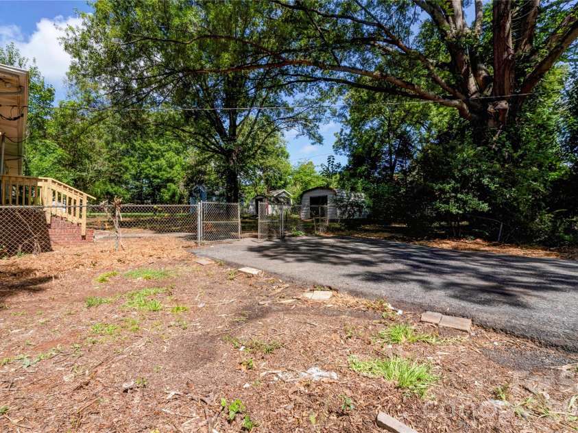 6109 Robinson Church Road, Charlotte, NC 28215.  MLS# CAR4412598, YatesRealty ID 44206. 