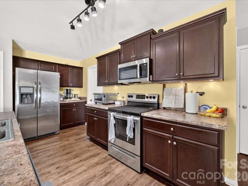 4033 Long Arrow Drive, Concord, NC 28025.  MLS# CAR4412395, YatesRealty ID 44208. Kitchen