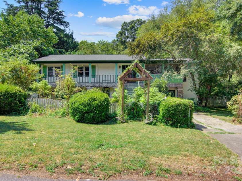 1099 4th Avenue Drive, Hickory, NC 28601.  MLS# CAR4161810, YatesRealty ID 4422. 