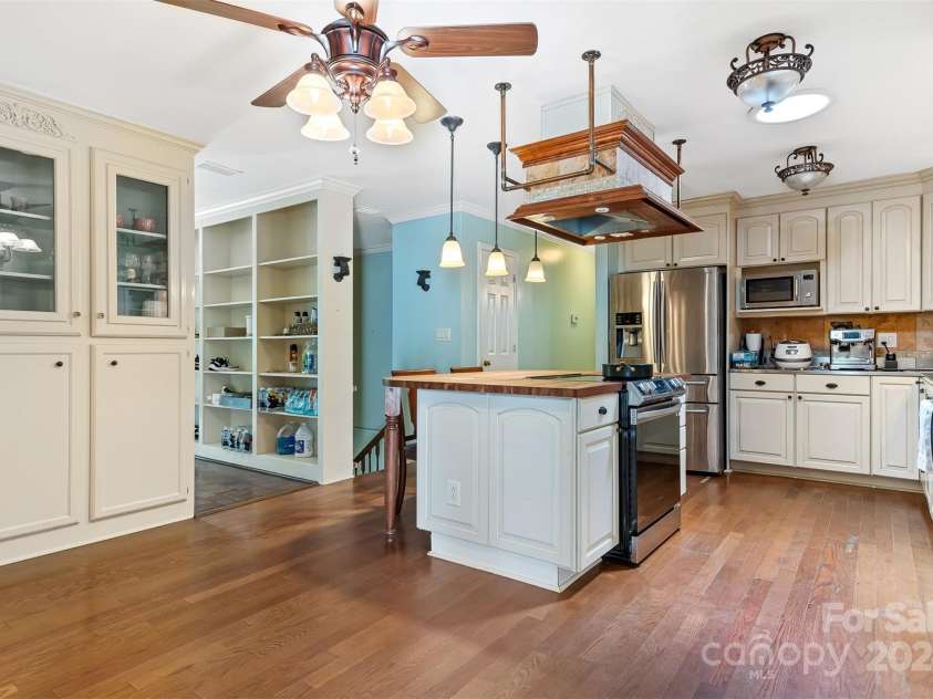 1099 4th Avenue Drive, Hickory, NC 28601.  MLS# CAR4161810, YatesRealty ID 4422. 