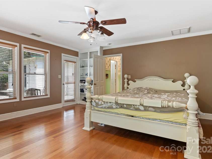 1099 4th Avenue Drive, Hickory, NC 28601.  MLS# CAR4161810, YatesRealty ID 4422. 